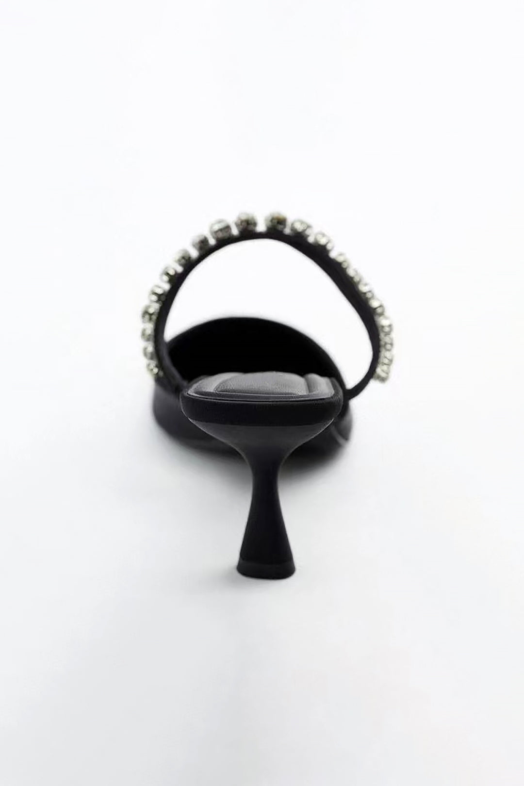 Sandálias de salto alto com bico fino, adornadas com strass