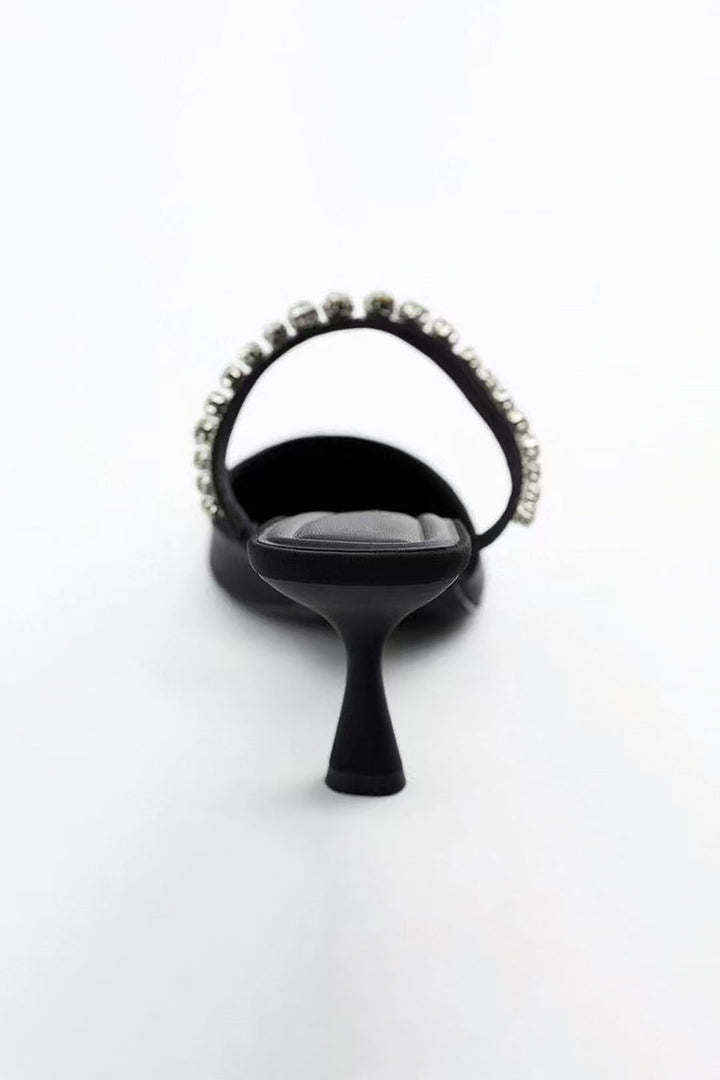 Sandálias de salto alto com bico fino, adornadas com strass