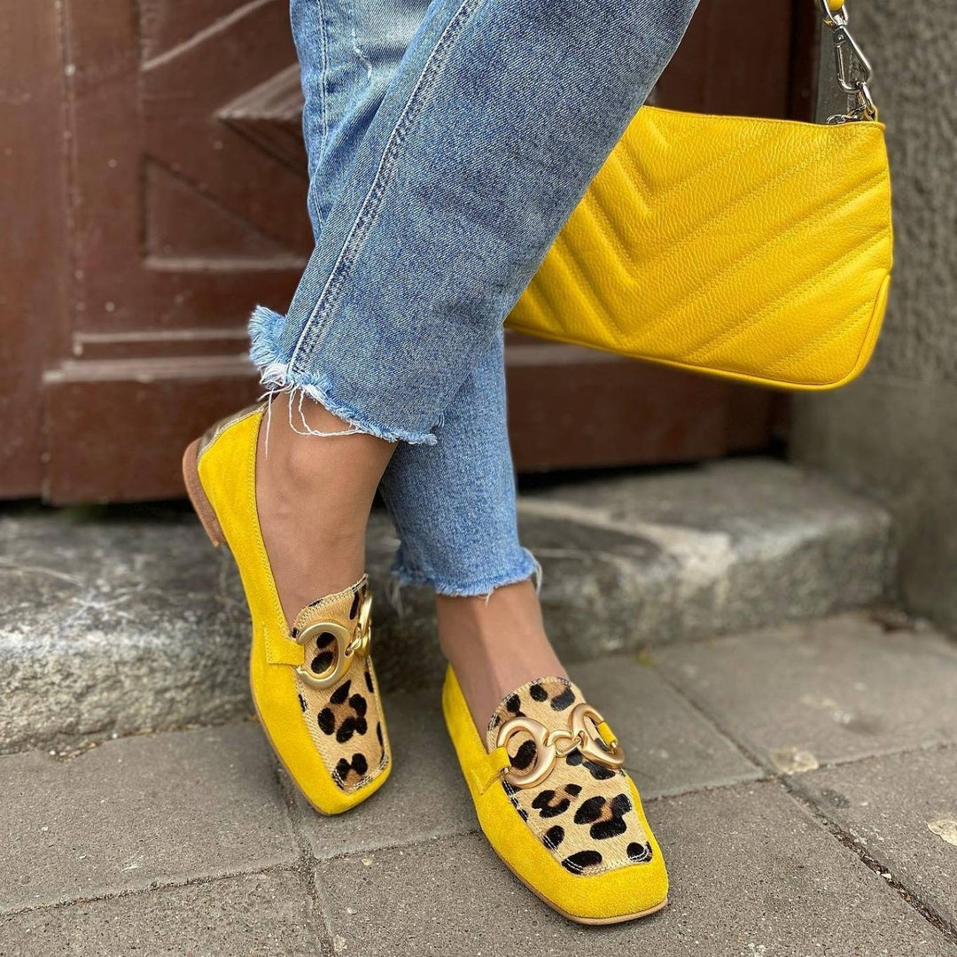 Sonia Batai su Gyvūnų Raštu ir Dekoratyvine Sagtimi