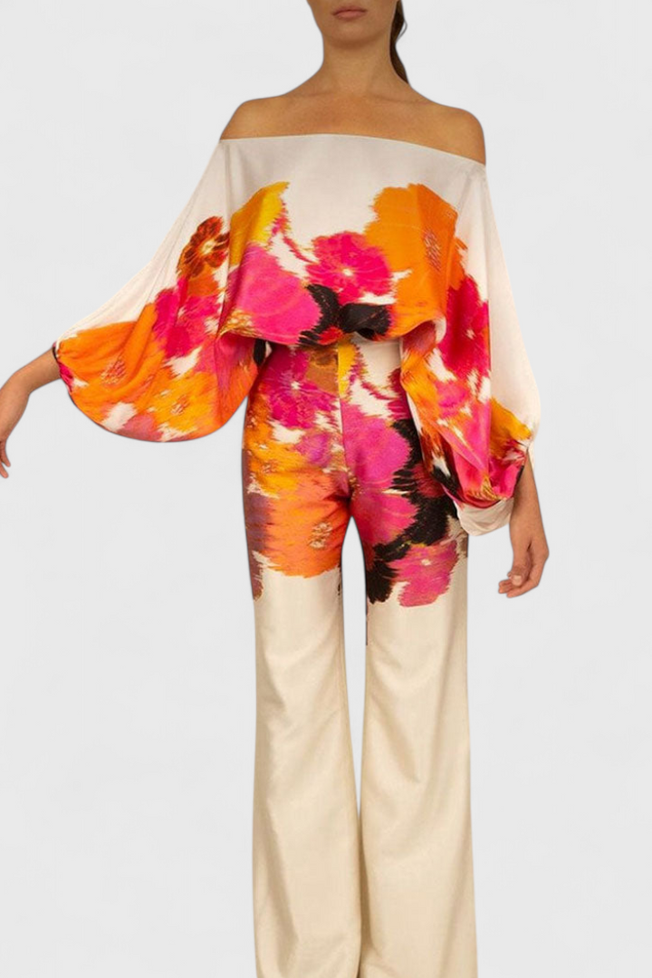 Conjunto Sybella de Duas Peças com Ombros Descobertos e Botas Largas com Padrão