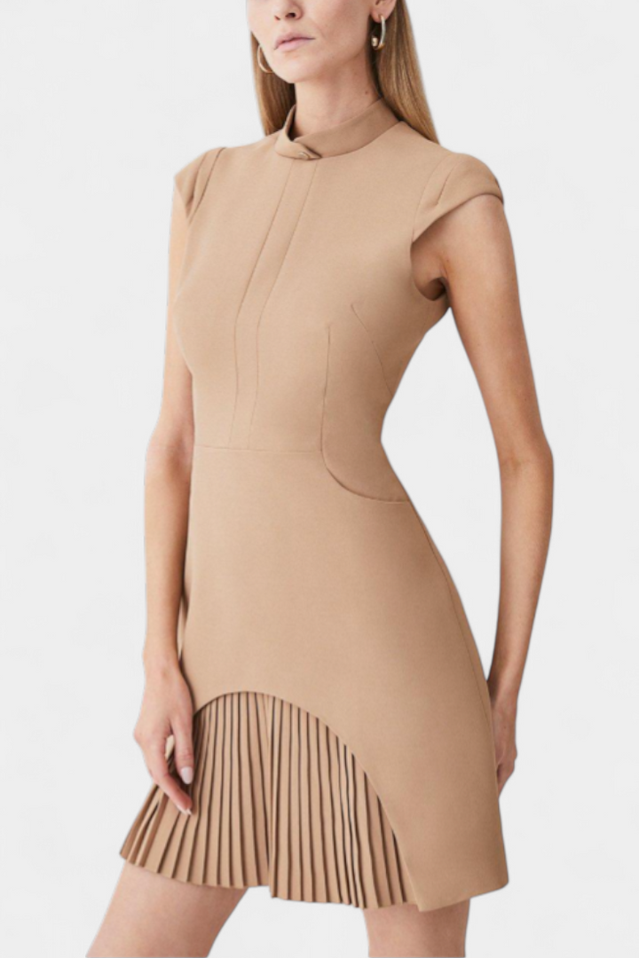 Kleita Mini Karen com Gola Alta e Detalhes Plissados