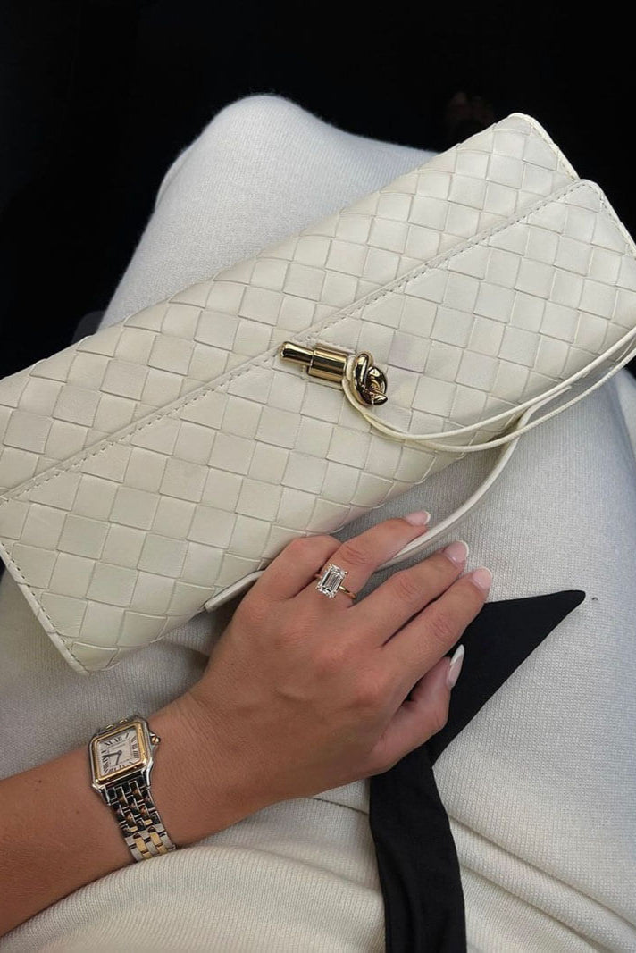 Melanie Clutch com Nó Dourado