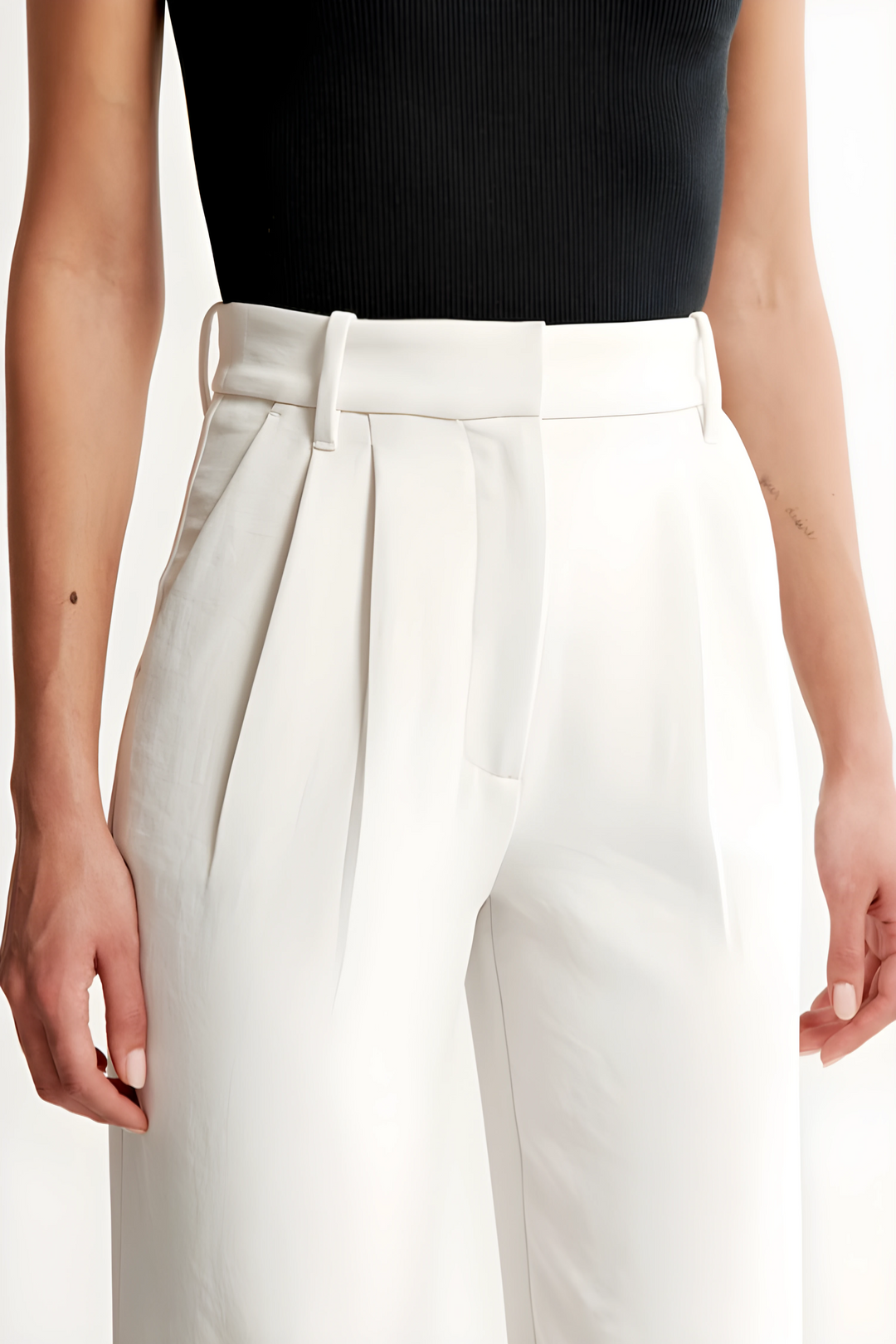 Tinashe Pantalonai Priešais Plati Kojų