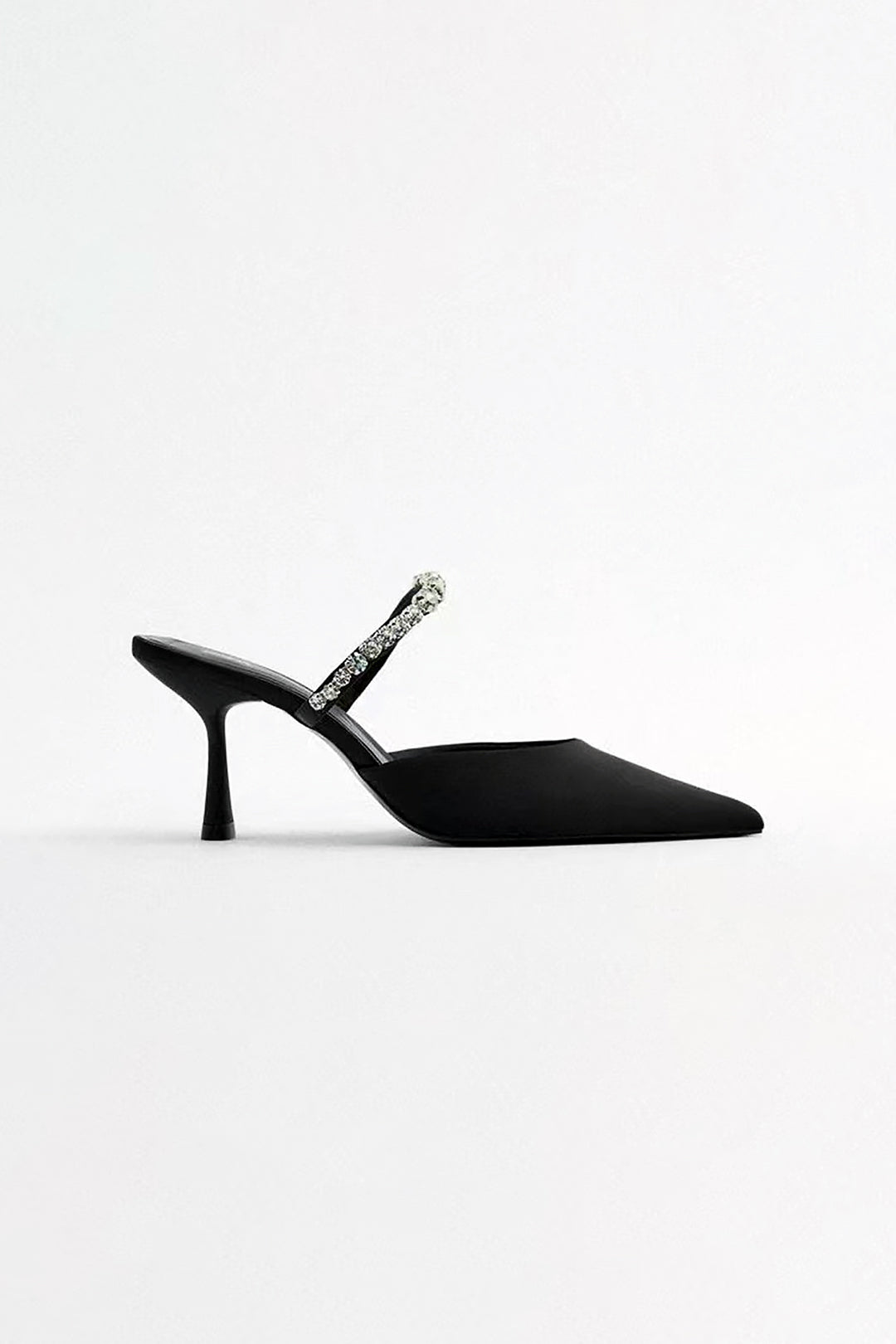 Sandálias de salto alto com bico fino, adornadas com strass