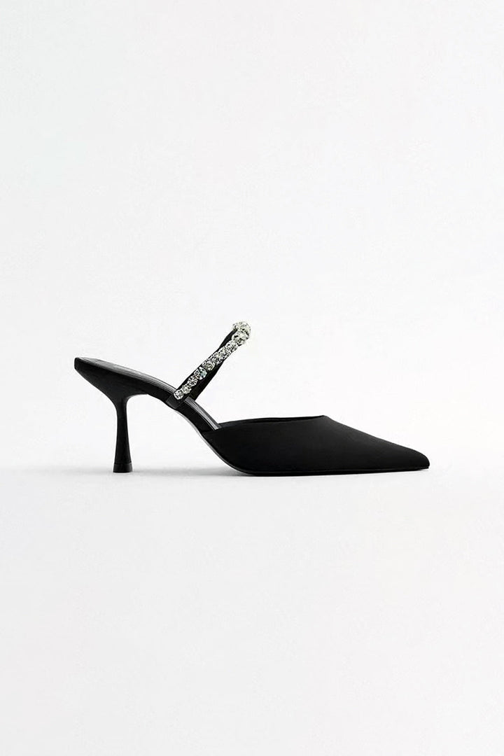Sandálias de salto alto com bico fino, adornadas com strass