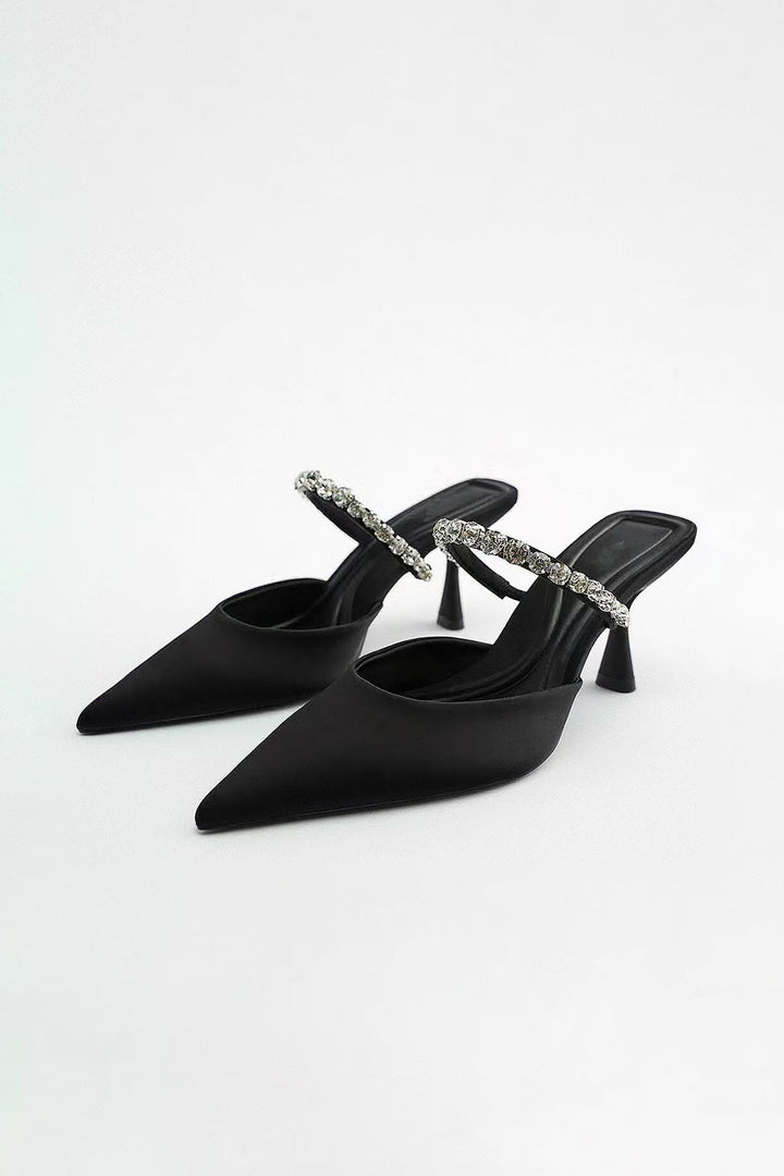 Sandálias de salto alto com bico fino, adornadas com strass