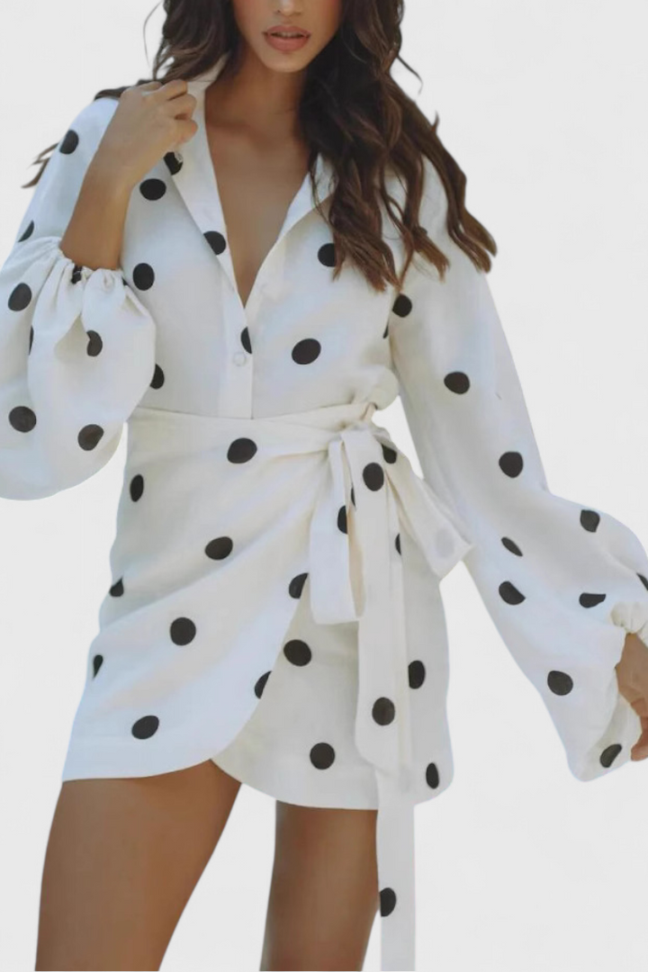 Vestido Romara Mini com Poás, Mangas Longas e Cintura Fina