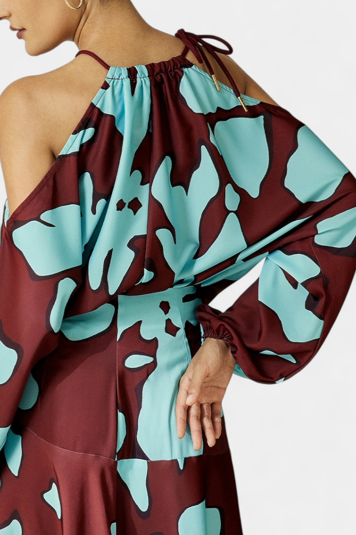 Monte Suknelė su Atviro Tipo Rankovėmis ir Abstrakčiu Raštu