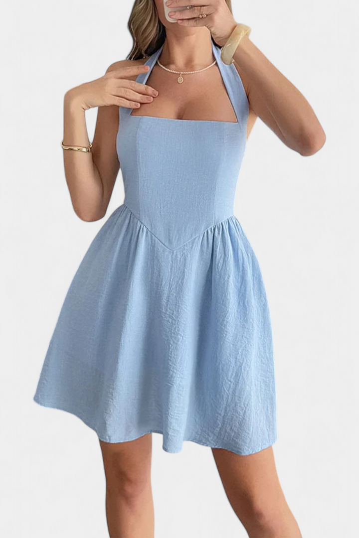 Vestido Kassandra Mini Halter com Costas Abertas e Silhueta Evase